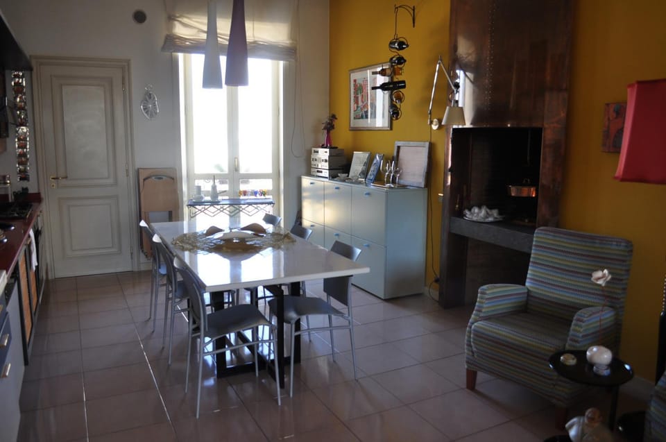 Day, Dining area