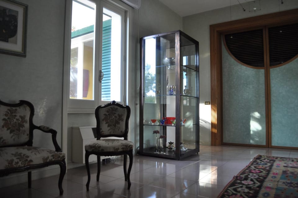 Day, Seating area
