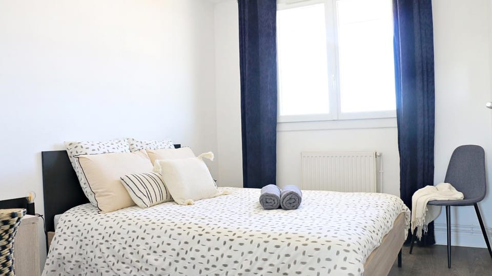 Photo of the whole room, Bedroom