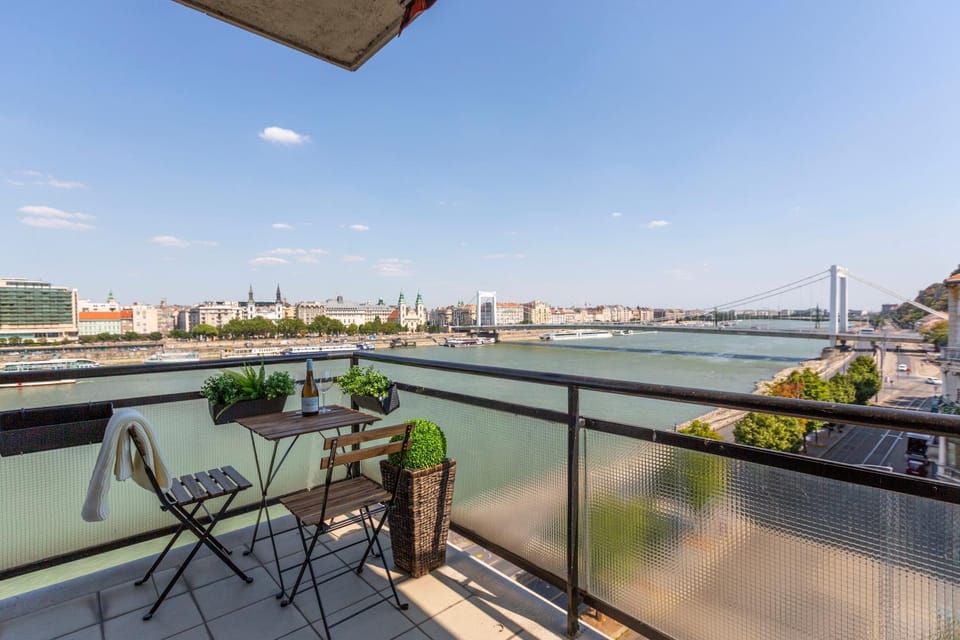 Day, Natural landscape, View (from property/room), Balcony/Terrace, Dining area, City view, River view
