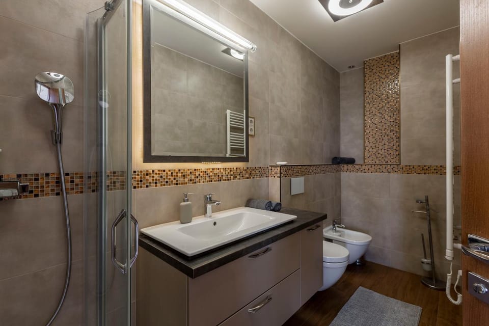 Shower, Toilet, Bathroom, towels