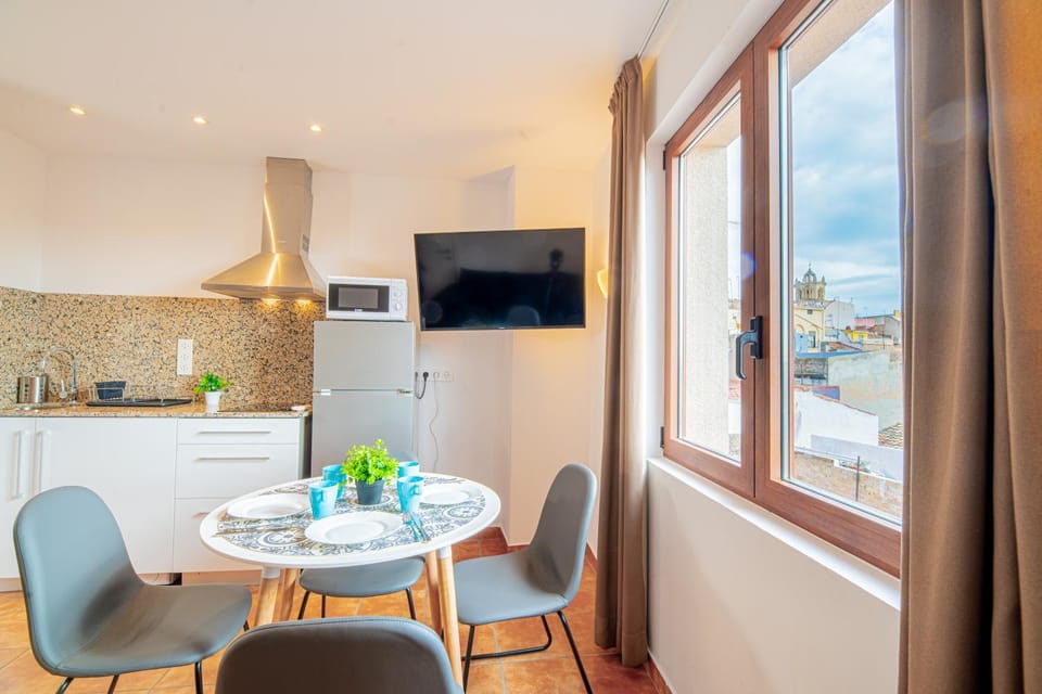 Kitchen or kitchenette, Dining area, minibar