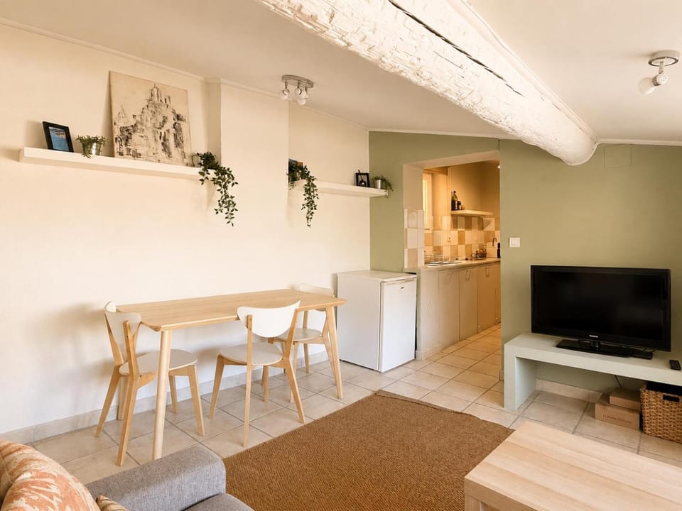 Living room, Seating area, Dining area, Meals, Meals