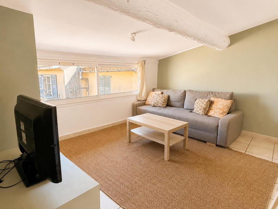 Communal lounge/ TV room, Living room, Seating area