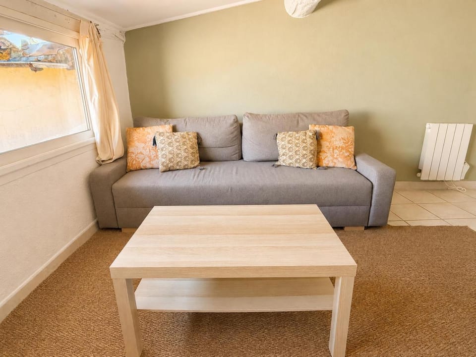 Communal lounge/ TV room, Living room, Seating area