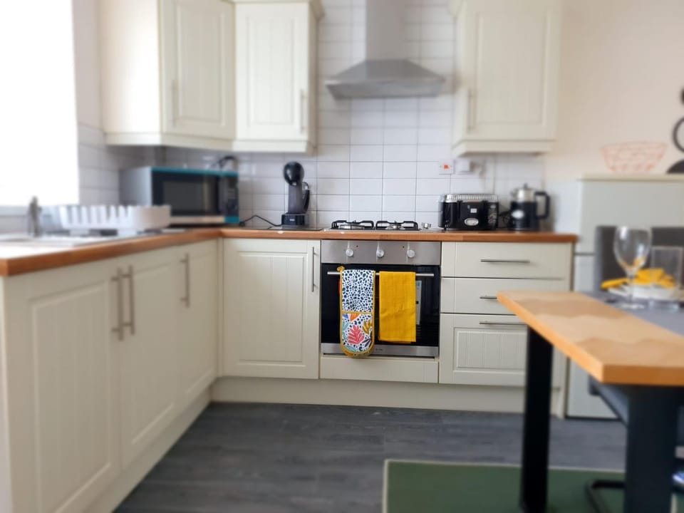 Coffee/tea facilities, microwave, stove, toaster, kitchen