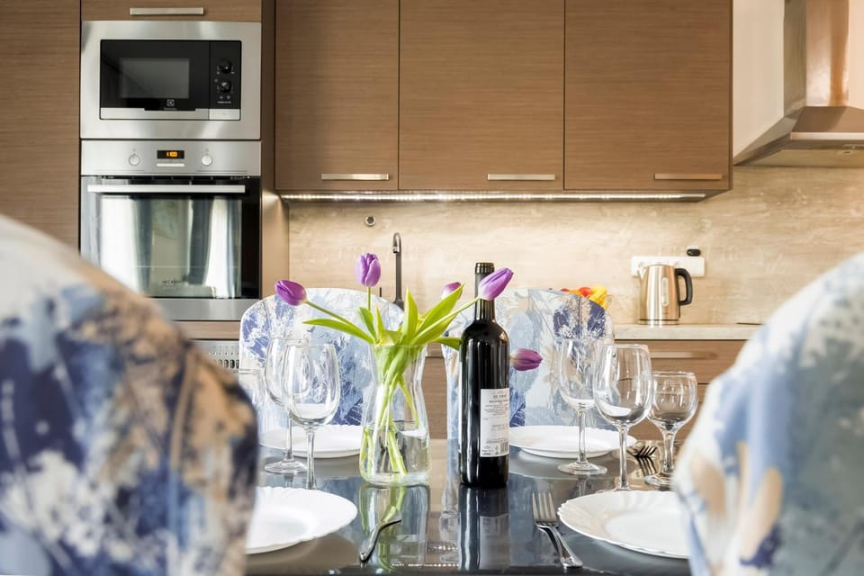 Kitchen or kitchenette, Living room, Dining area, oven