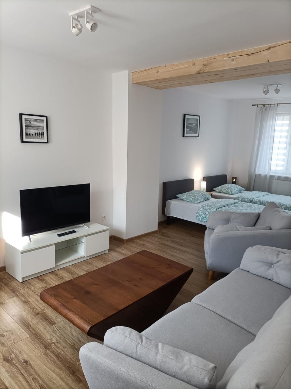 Bed, TV and multimedia, Seating area, Bedroom