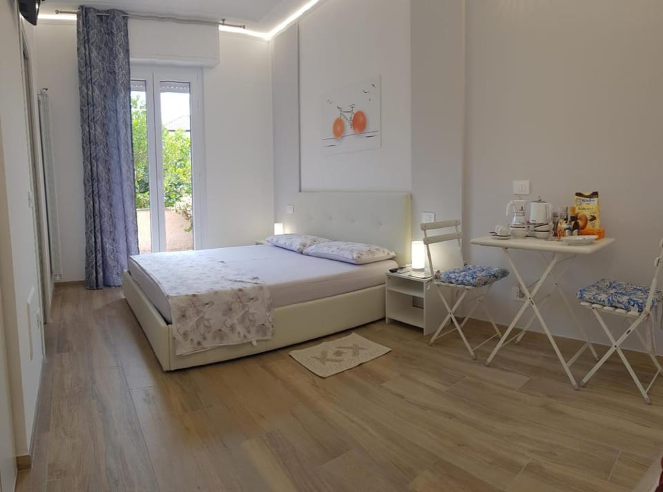 Patio, Patio, Bed, TV and multimedia, Balcony/Terrace, Balcony/Terrace, Photo of the whole room, Bedroom, towels, air conditioner, air conditioner