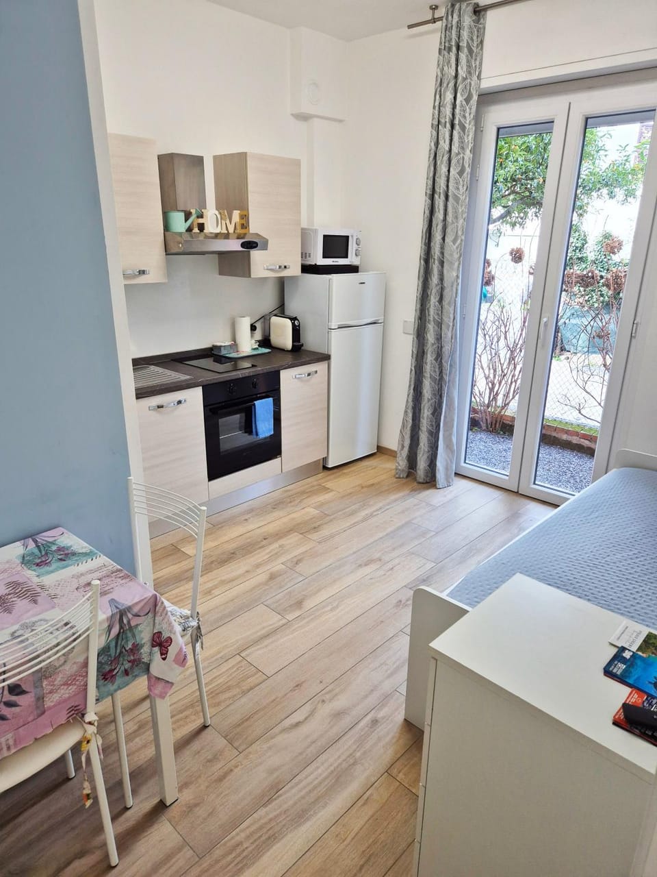 Coffee/tea facilities, Kitchen or kitchenette, Photo of the whole room, Dining area, oven, stove