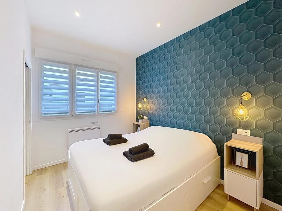 Bedroom, towels