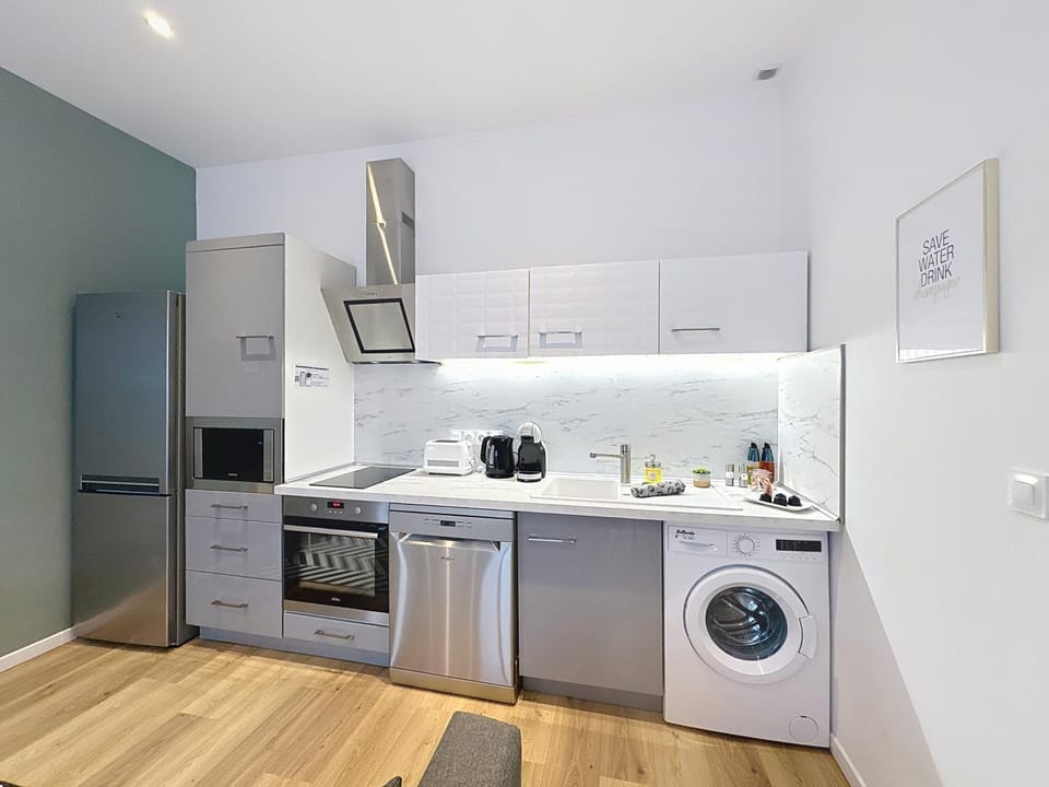 Coffee/tea facilities, Kitchen or kitchenette, dishwasher, oven, stove, toaster, washing machine