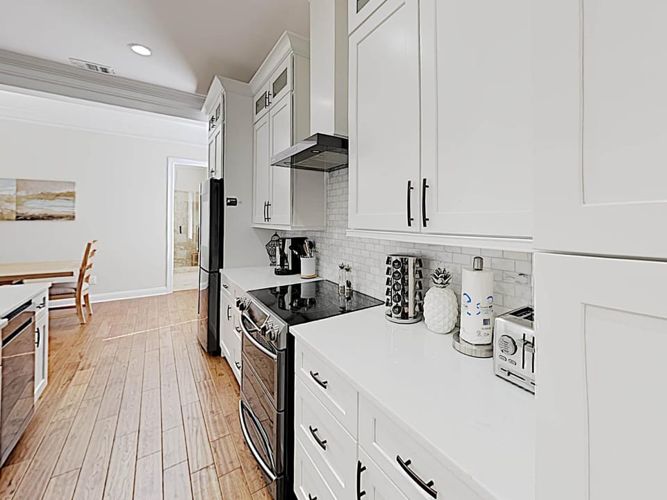 Kitchen or kitchenette, Seating area, Dining area, microwave, oven, stove