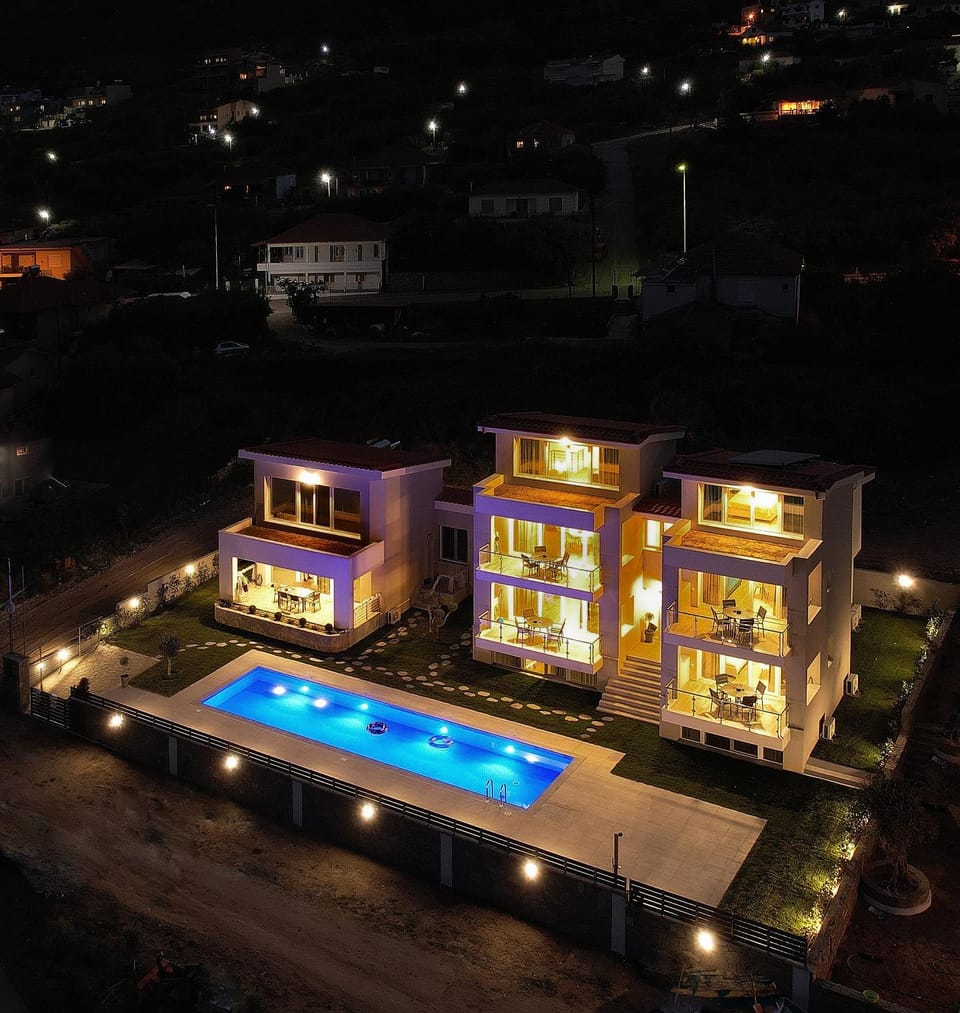 Property building, Garden, Swimming pool