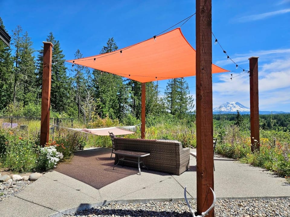 Stunning Mt Rainier Views!Tahoma Ridge Cottage House in Washington