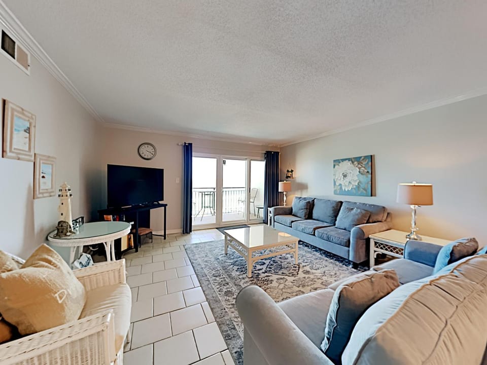 TV and multimedia, Balcony/Terrace, Living room, Seating area, furniture