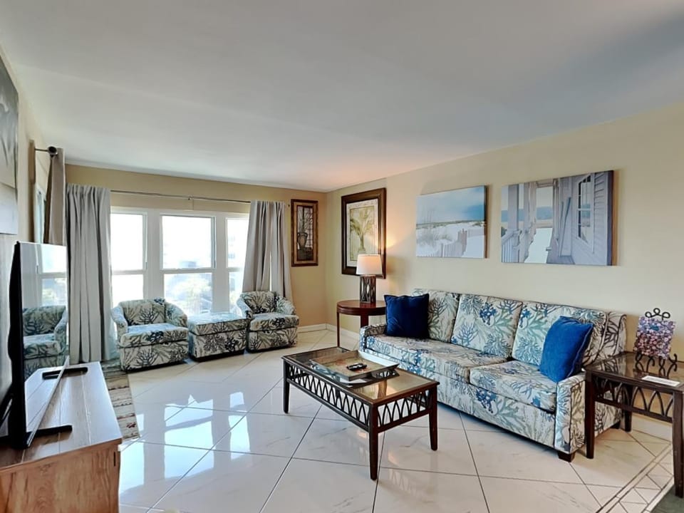 TV and multimedia, View (from property/room), Living room, Seating area, furniture