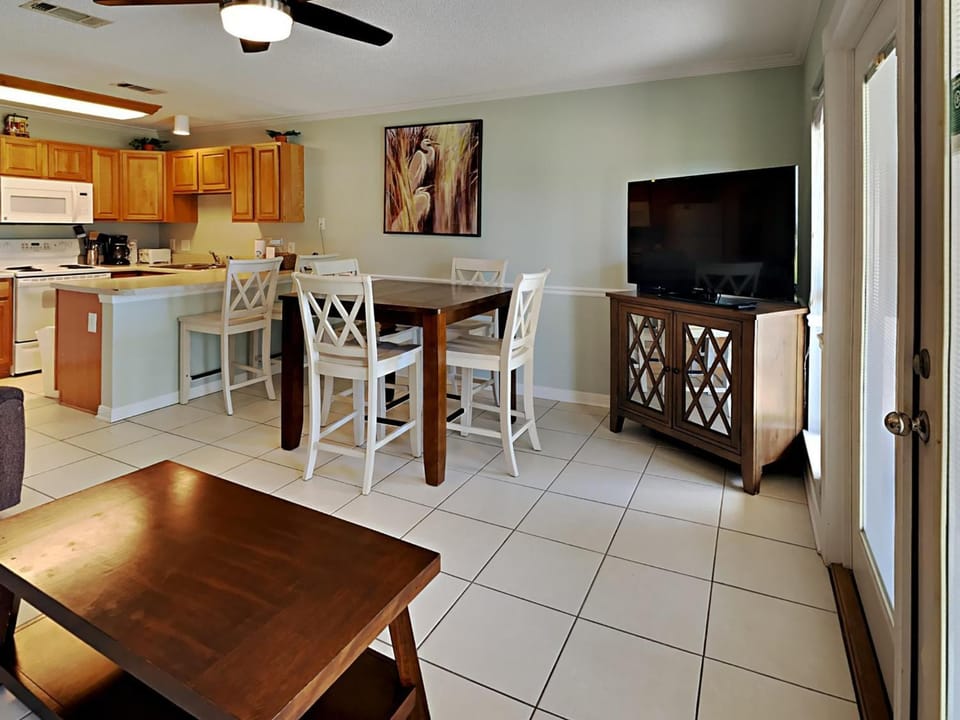 TV and multimedia, Kitchen or kitchenette, Seating area, Dining area, furniture, oven, stove