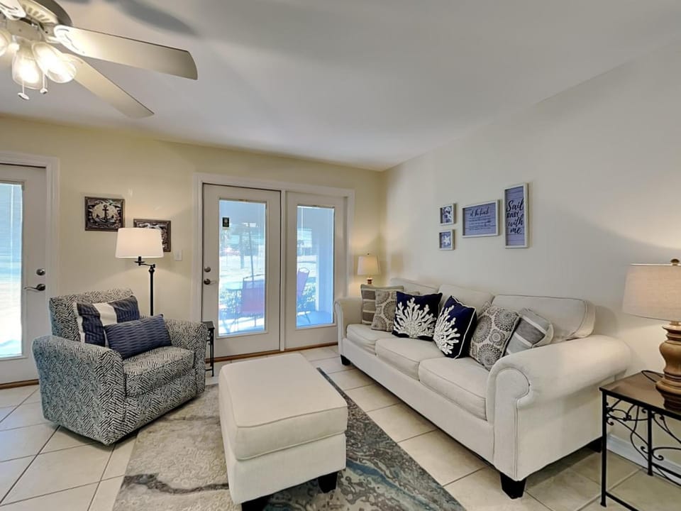 Patio, Balcony/Terrace, Living room, Seating area, furniture
