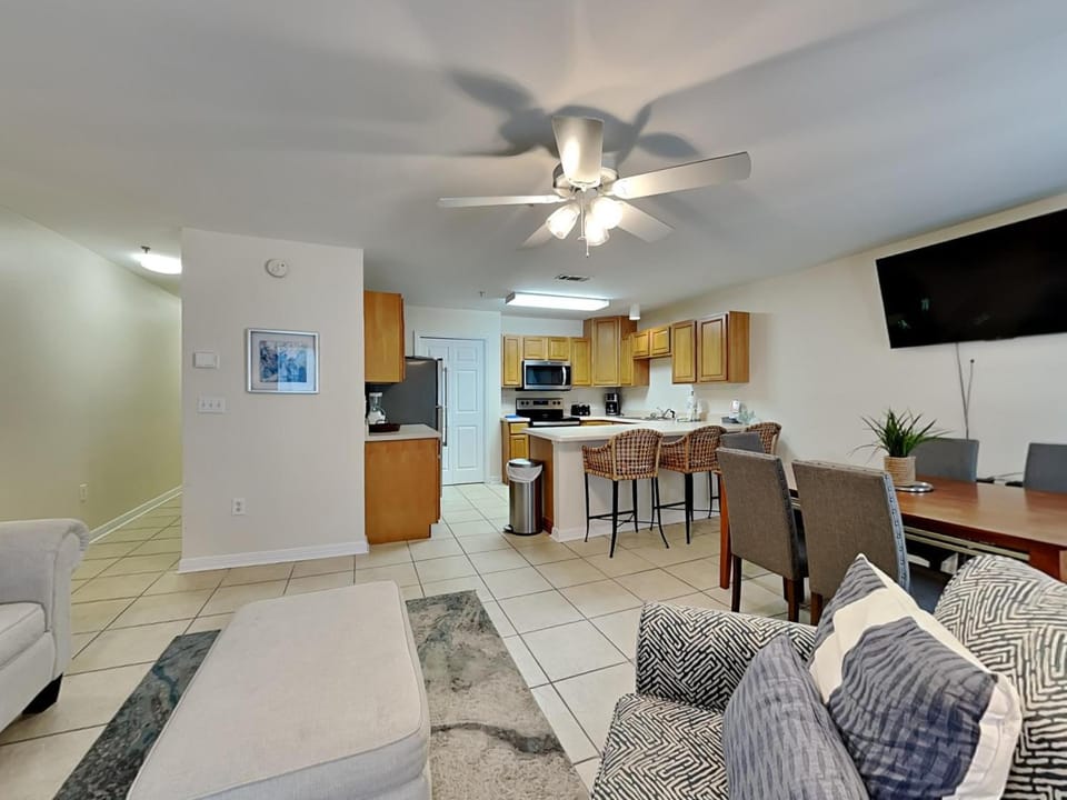 TV and multimedia, Kitchen or kitchenette, Living room, Seating area, Dining area, furniture, microwave
