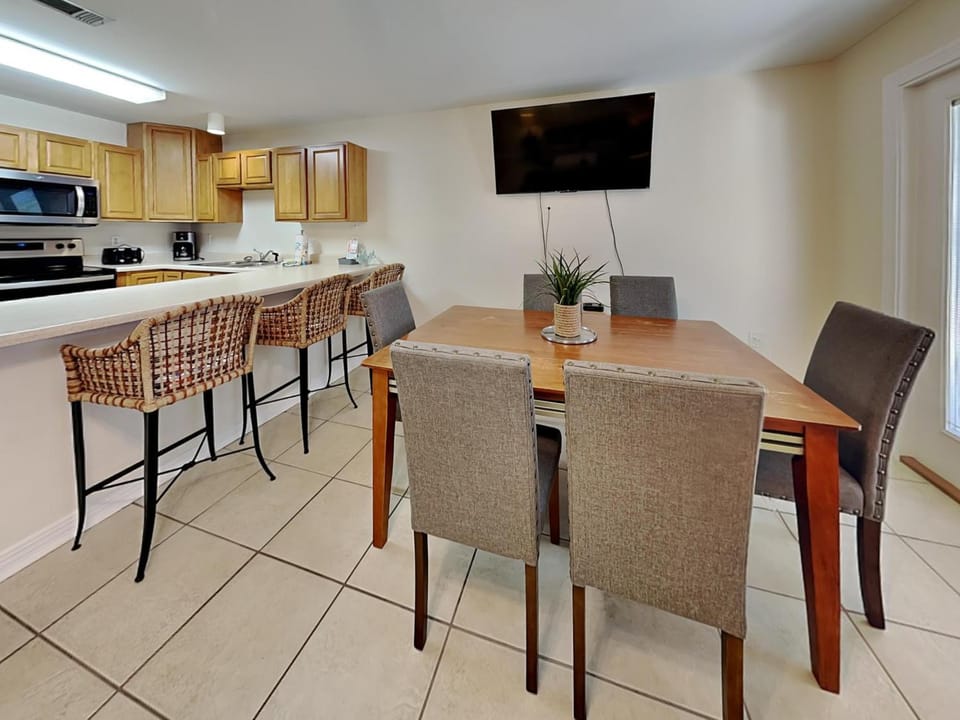 TV and multimedia, Kitchen or kitchenette, Seating area, Dining area, furniture, microwave, oven, stove