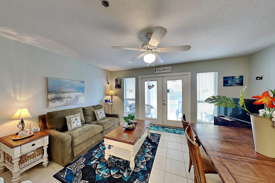 TV and multimedia, View (from property/room), Balcony/Terrace, Living room, Seating area, Dining area, furniture