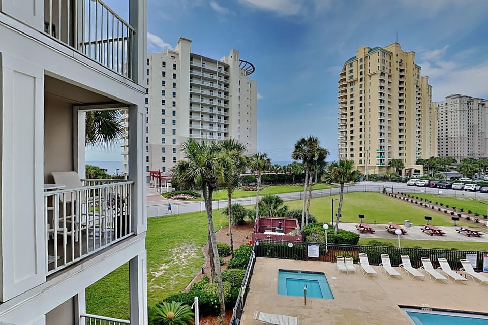 Property building, Neighbourhood, Garden, Balcony/Terrace, Pool view, Swimming pool, Parking