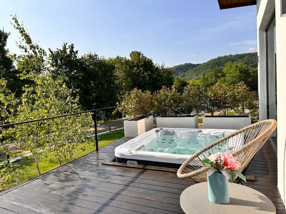 Hot Tub, Hot Tub