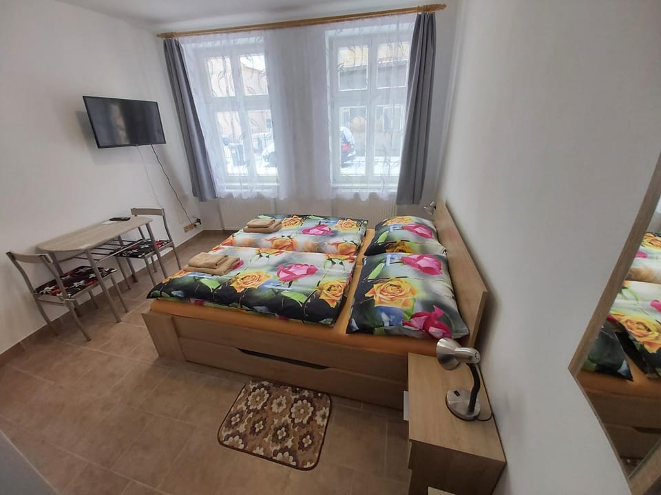Bed, TV and multimedia, Photo of the whole room, Seating area, Bedroom