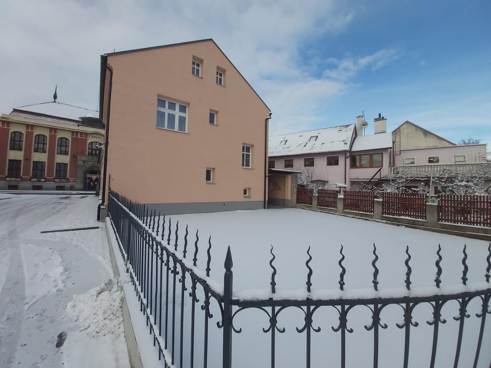 Property building, Neighbourhood, Winter, Balcony/Terrace, Street view, Parking