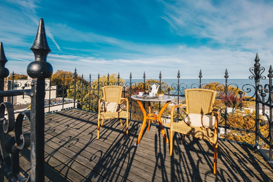 Coffee/tea facilities, Food and drinks, Photo of the whole room, Seating area, Food, Sea view, Drinks, group of guests, Family