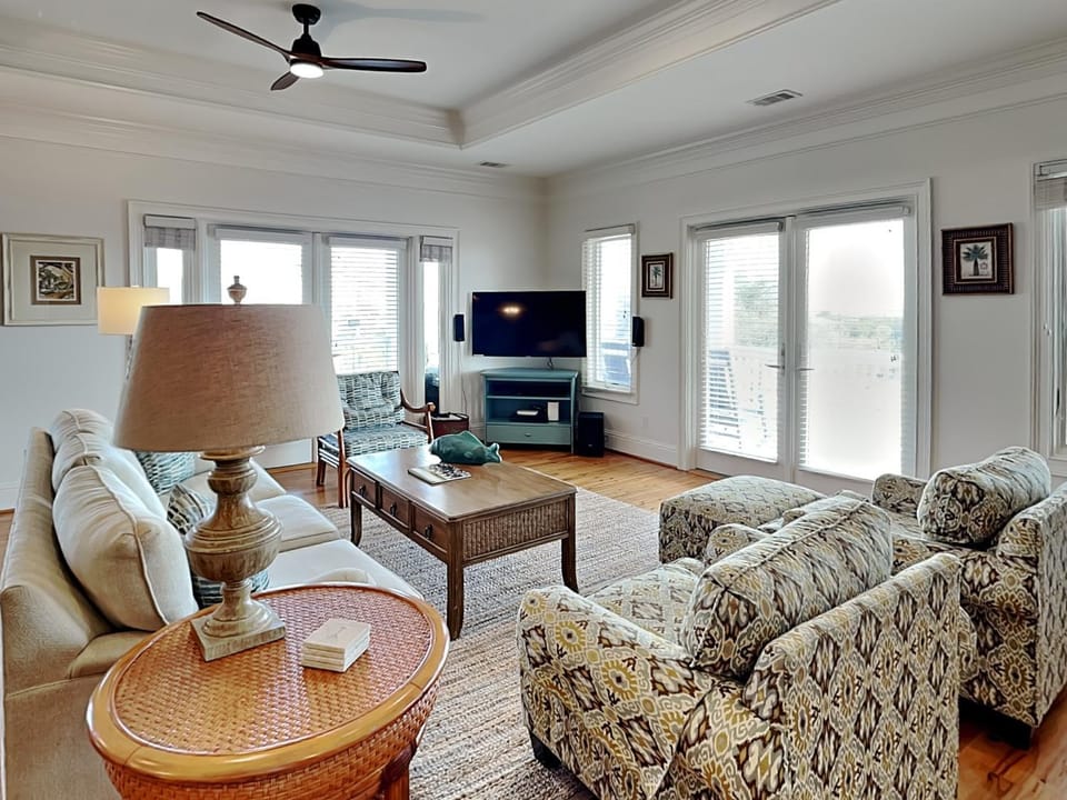 TV and multimedia, Balcony/Terrace, Living room, Seating area, furniture