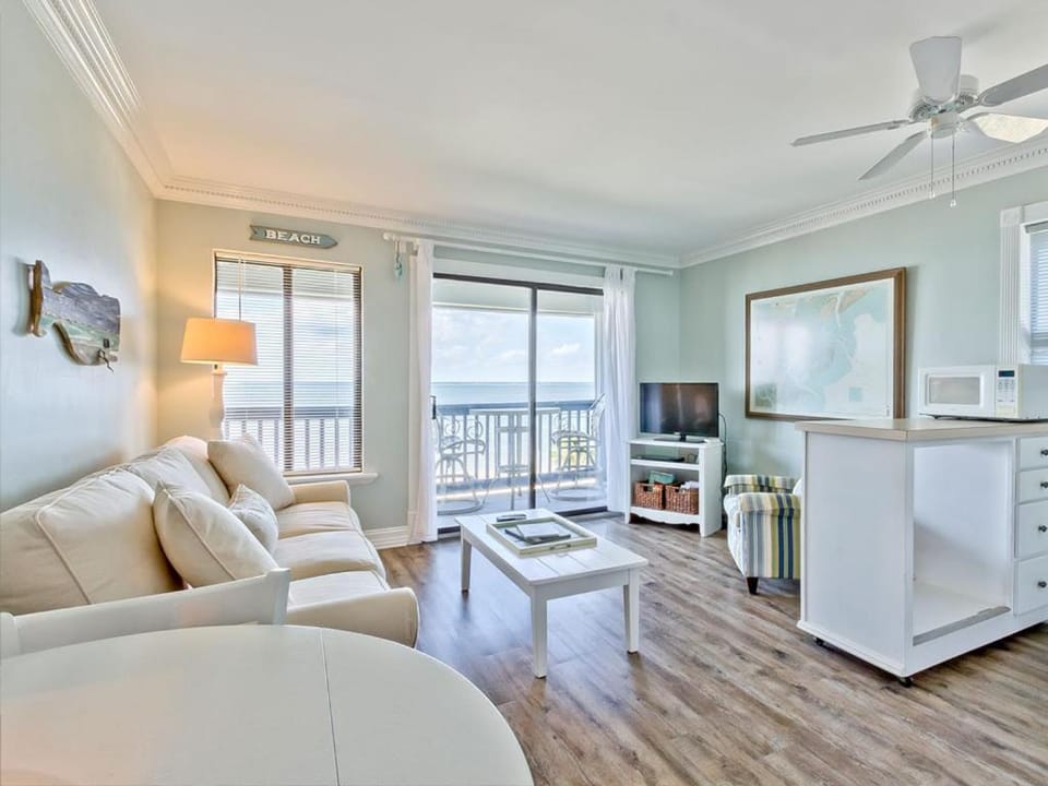 TV and multimedia, Balcony/Terrace, Living room, Seating area, Sea view, furniture, microwave