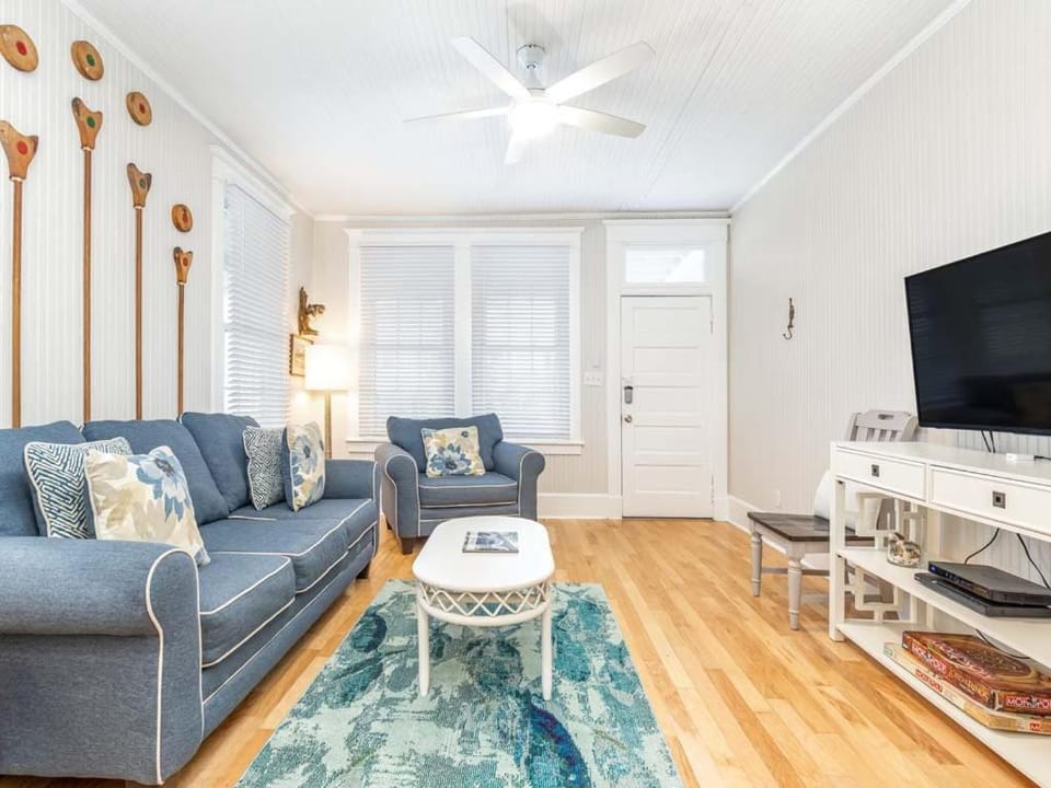 TV and multimedia, Living room, Seating area, furniture