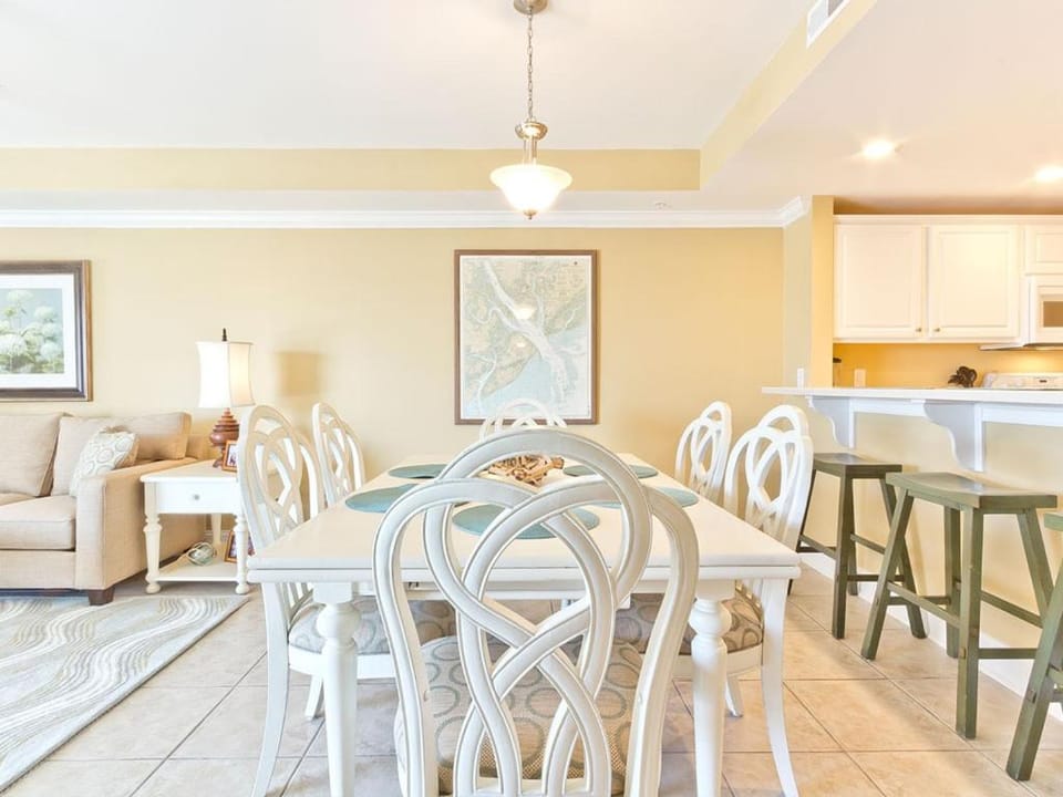 Kitchen or kitchenette, Living room, Seating area, Dining area, furniture