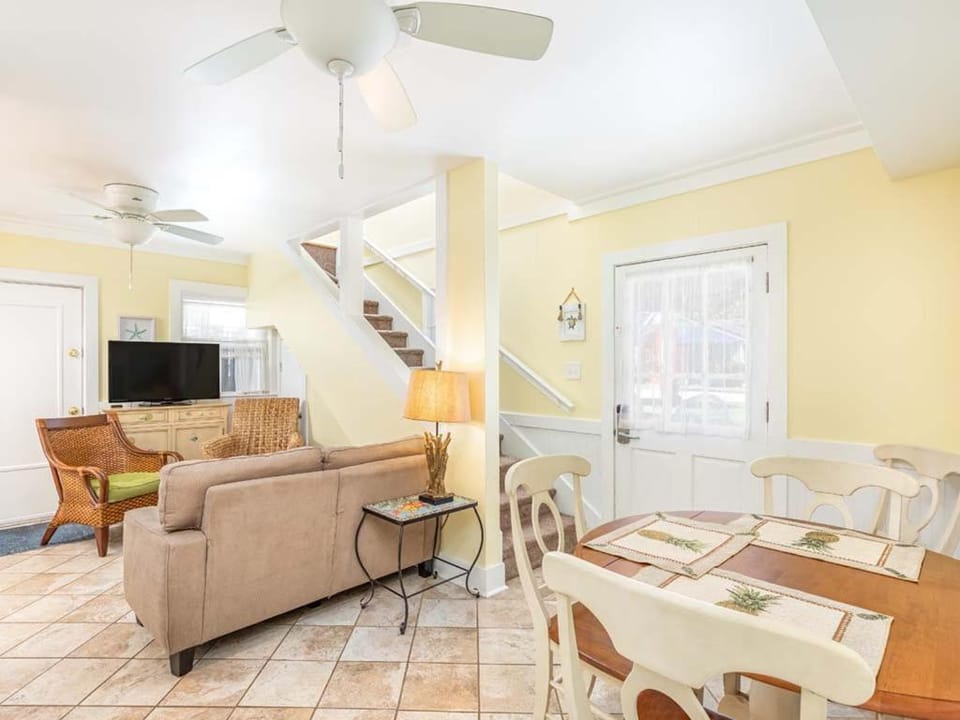 TV and multimedia, Living room, Seating area, Dining area, furniture