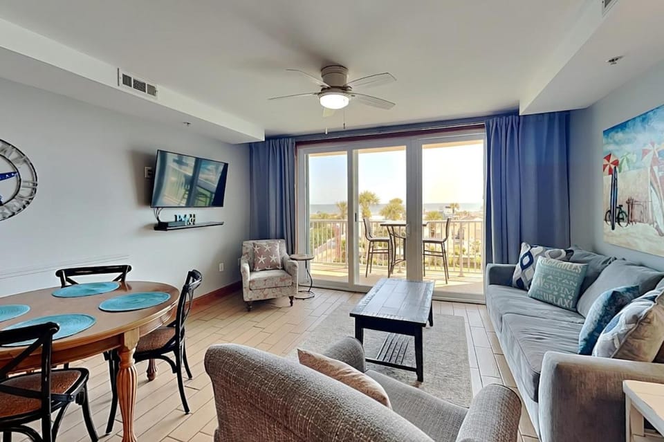 TV and multimedia, Balcony/Terrace, Living room, Seating area, Dining area, furniture