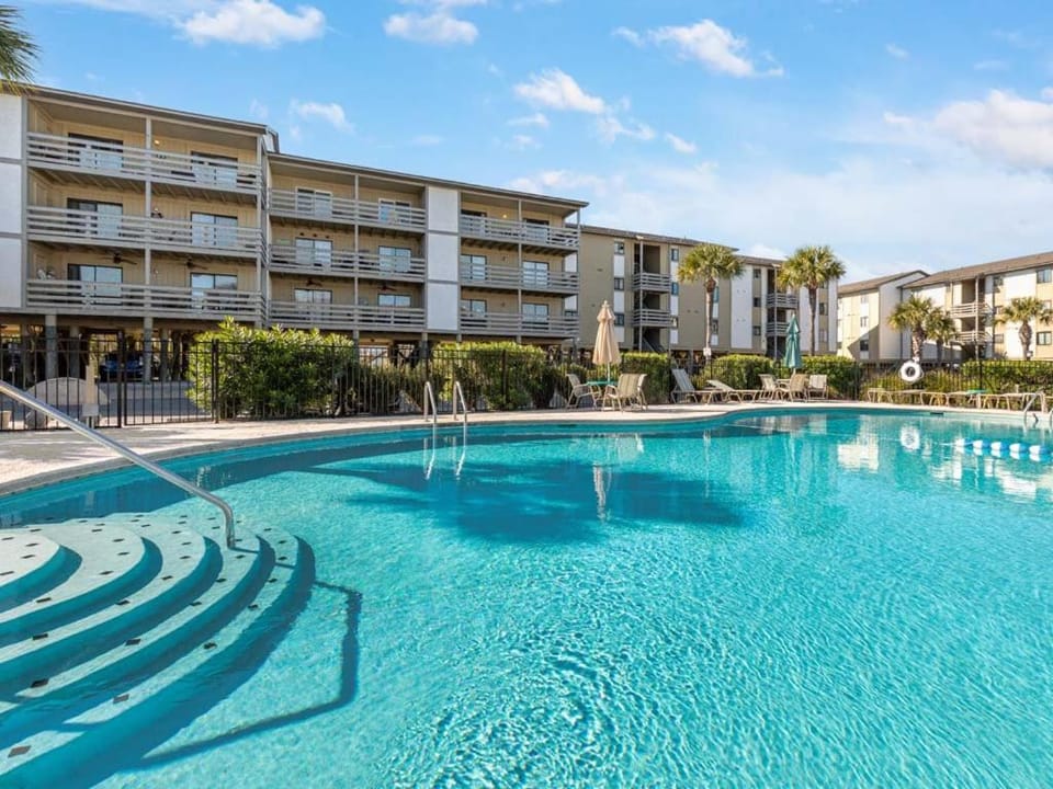 Property building, Garden, Balcony/Terrace, Swimming pool