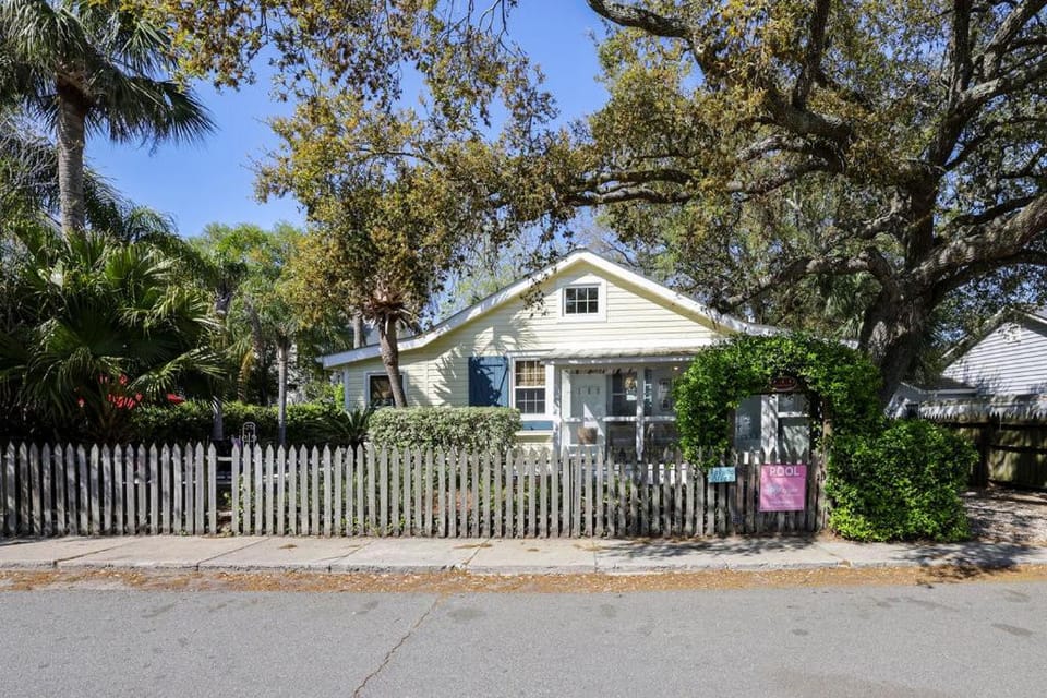 Property building, Facade/entrance, Neighbourhood, Natural landscape, Garden