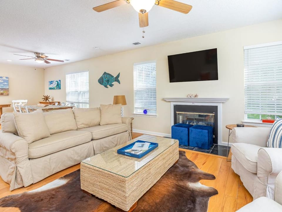 TV and multimedia, Living room, Seating area, fireplace, furniture