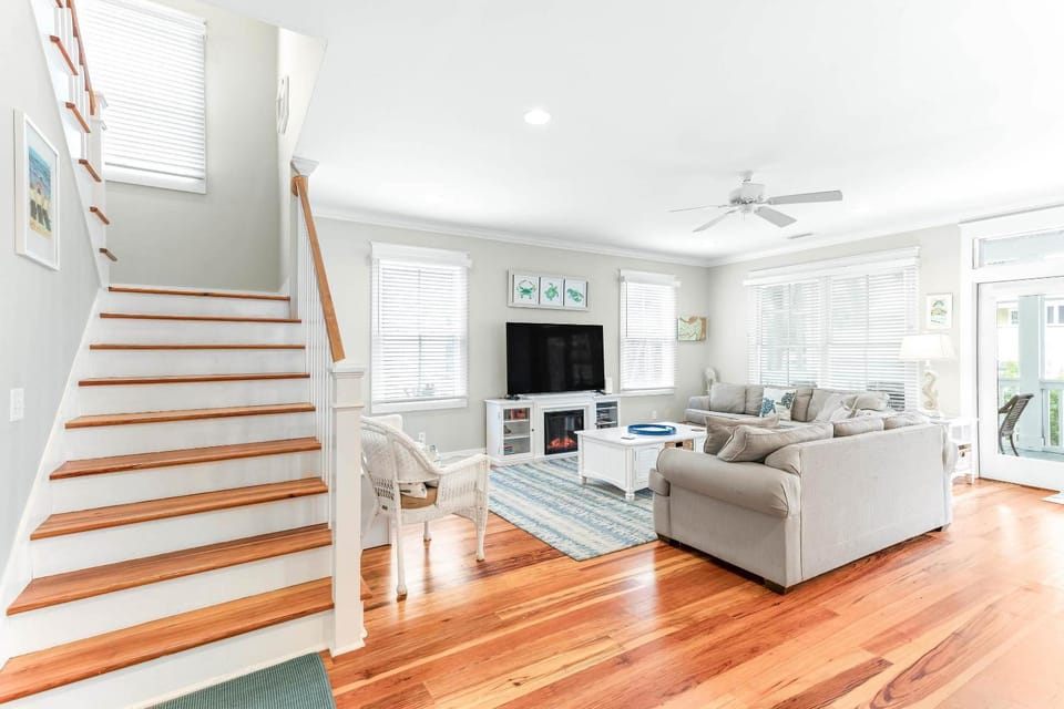 TV and multimedia, Living room, Seating area, fireplace, furniture