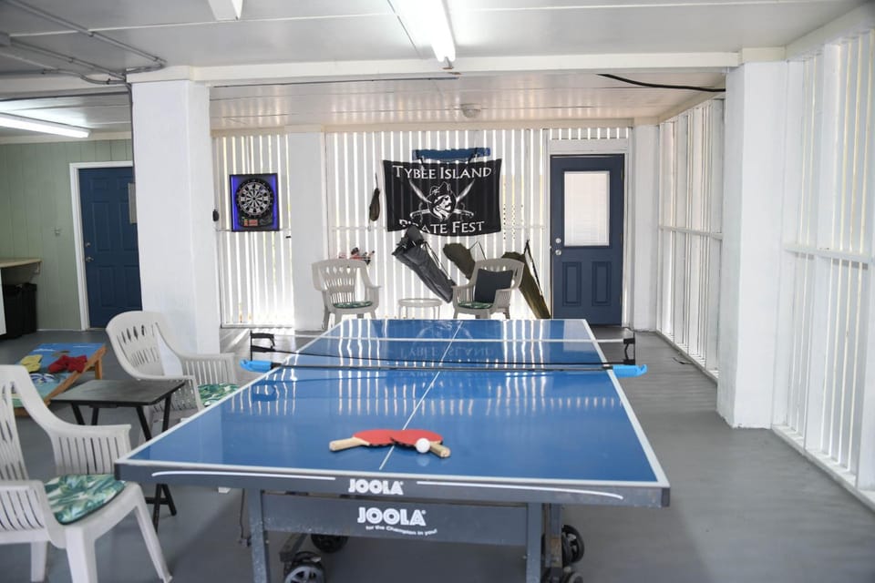 Darts, Game Room, Table tennis, Seating area, furniture