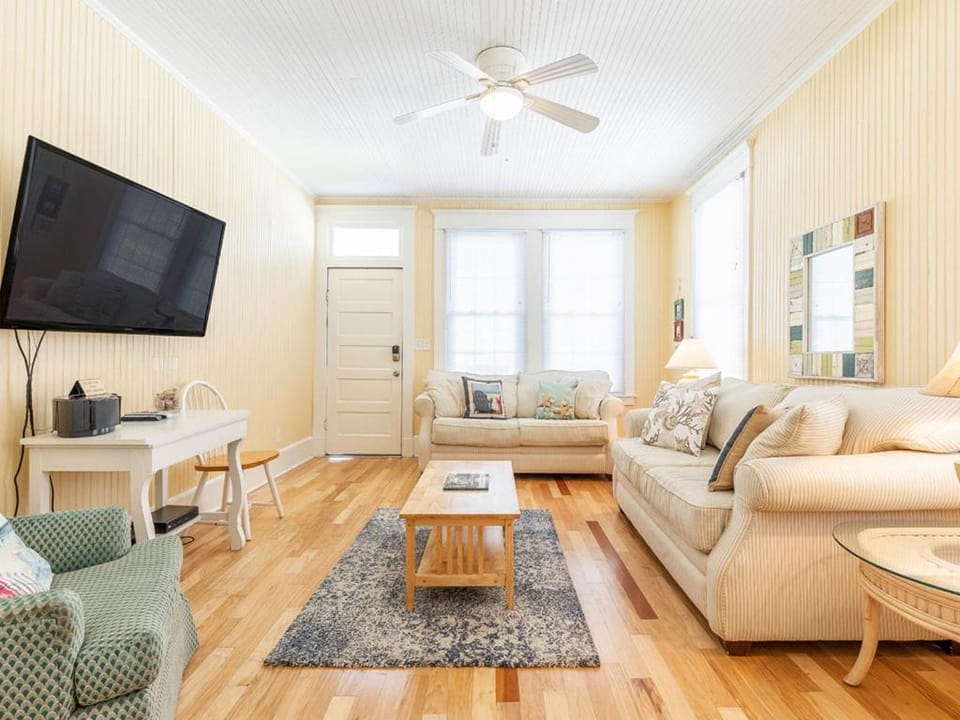 TV and multimedia, Living room, Seating area, furniture