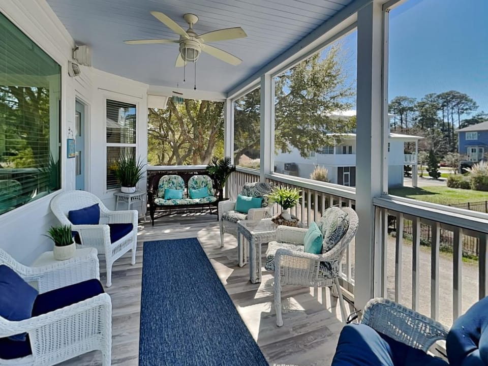 Neighbourhood, Balcony/Terrace, Seating area, furniture