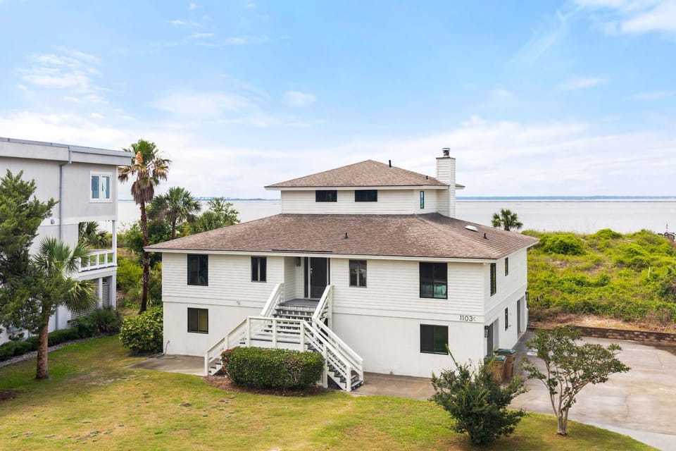 Property building, Natural landscape, Garden, Sea view, Parking