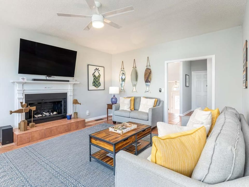 TV and multimedia, Living room, Seating area, fireplace, furniture