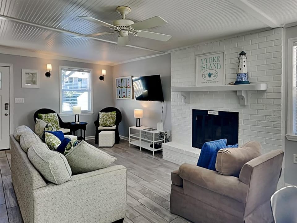 TV and multimedia, Living room, Seating area, fireplace, furniture