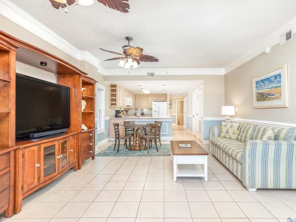 TV and multimedia, Kitchen or kitchenette, Living room, Seating area, Dining area, furniture, kitchen