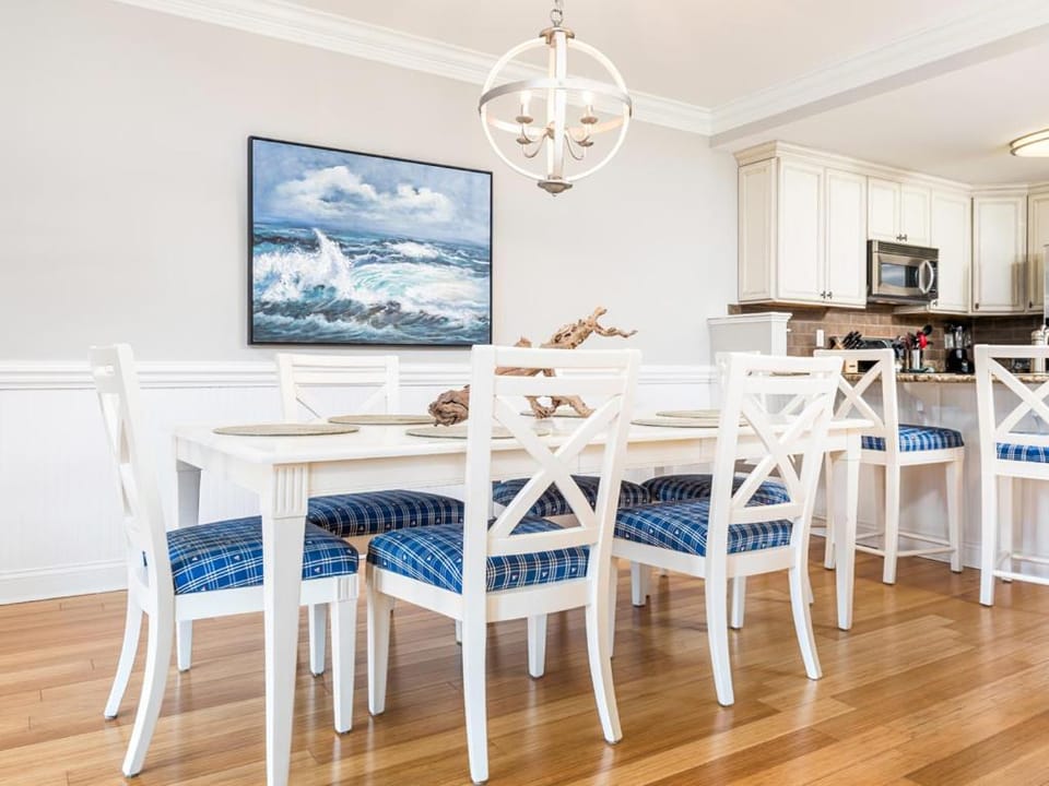 TV and multimedia, Kitchen or kitchenette, Dining area, furniture, microwave