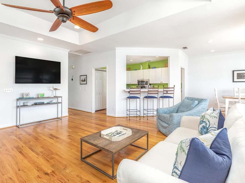 TV and multimedia, Kitchen or kitchenette, Living room, Seating area, furniture